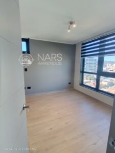Arriendo 1D 1B Estacionamiento con balcón cerca de carreras